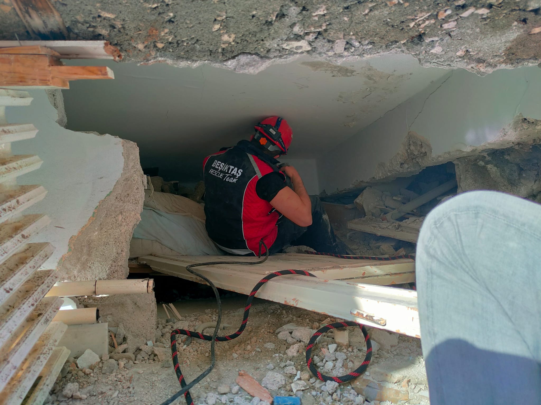 Enkaz Altı Arama